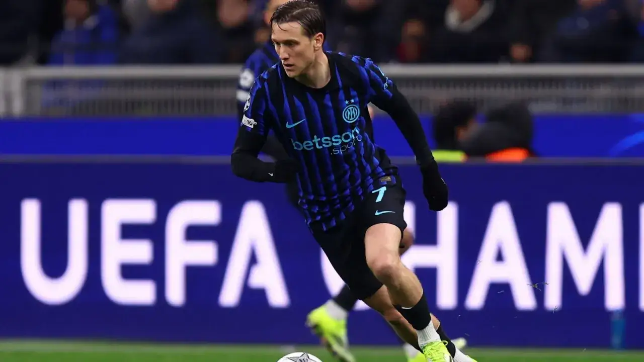 Piłkarz Interu w czarno-niebieskim stroju z numerem 7 biegnie z piłką. Mecz Borussia – Inter.