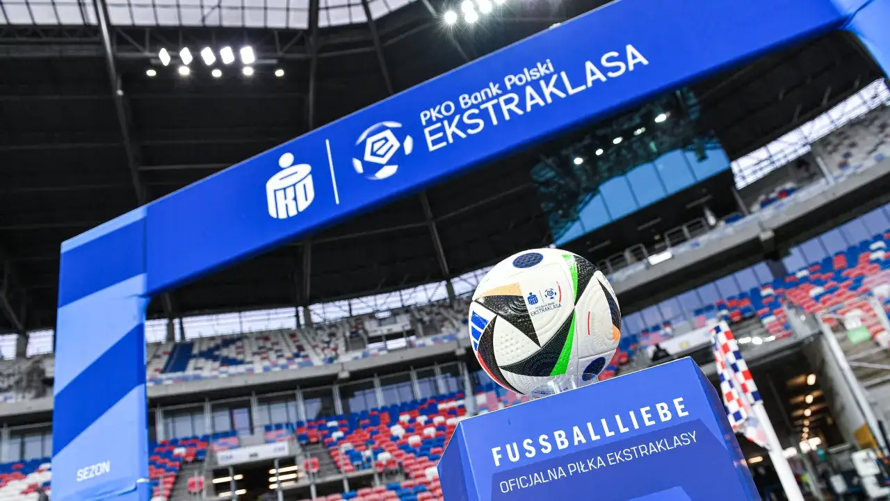 Piłka nożna PKO Bank Polski Ekstraklasa na tle stadionu. Oficjalna piłka sezonu, gotowa do gry w walce o najwyższe rankingi ekstraklasa.