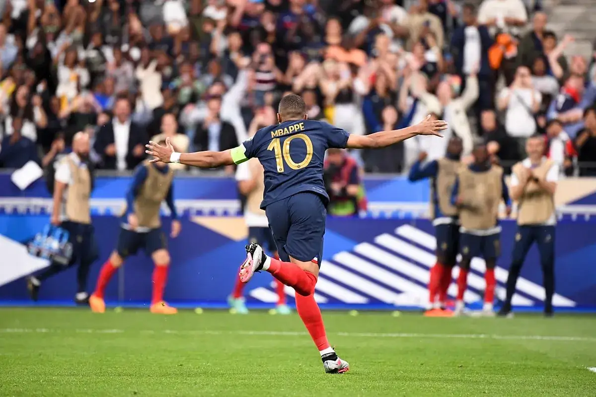 Mbappé, jeden z czołowych ligue 1 strzelców, świętuje bramkę.