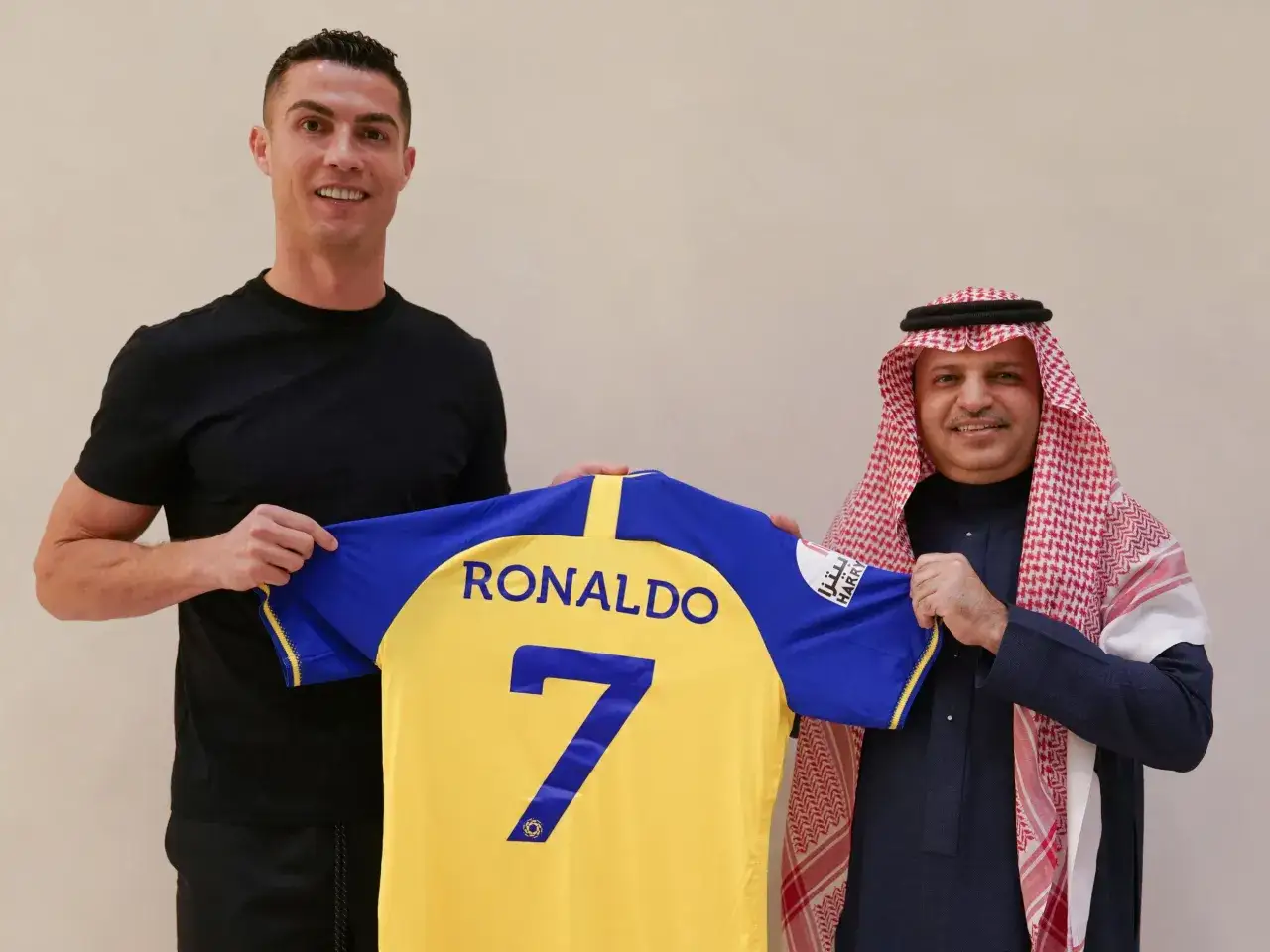 Cristiano Ronaldo prezentuje koszulkę z numerem 7. Ile zarabia Ronaldo? To pytanie nurtuje fanów na całym świecie.