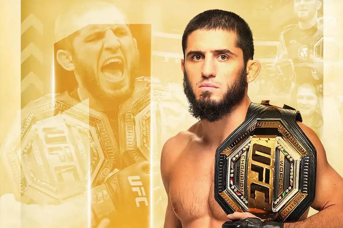 Islam Makhachev, najlepszy zawodnik UFC, z pasem mistrzowskim. W tle jego triumfalne okrzyki.
