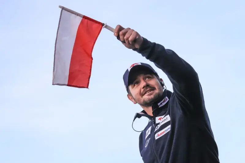 Radosny kibic z polską flagą na skoki narciarskie mistrzostwa świata juniorów.