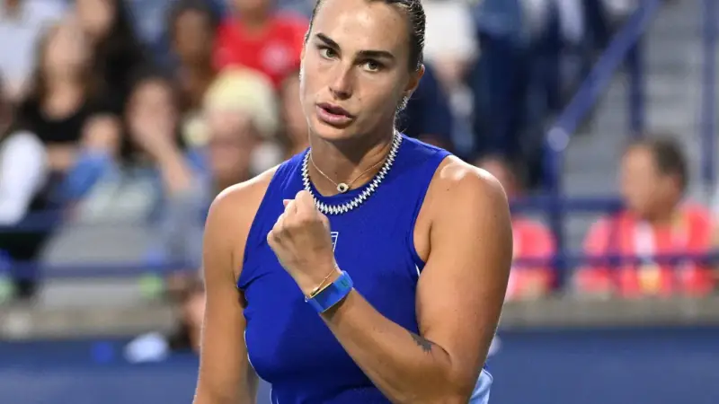 Aryna Sabalenka w kluczowym momencie meczu, zaciśnięta pięść i skupienie na twarzy.